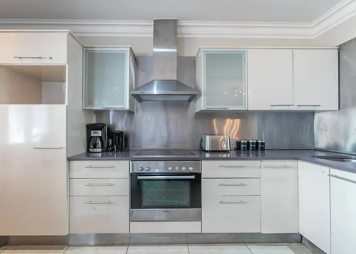 Large 1 Bed Apt Pool Gym Parking Aircon