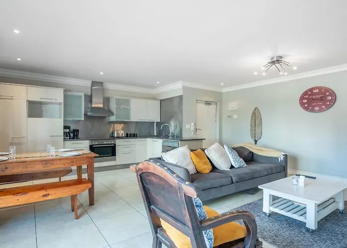 Large 1 Bed Apt Pool Gym Parking Aircon