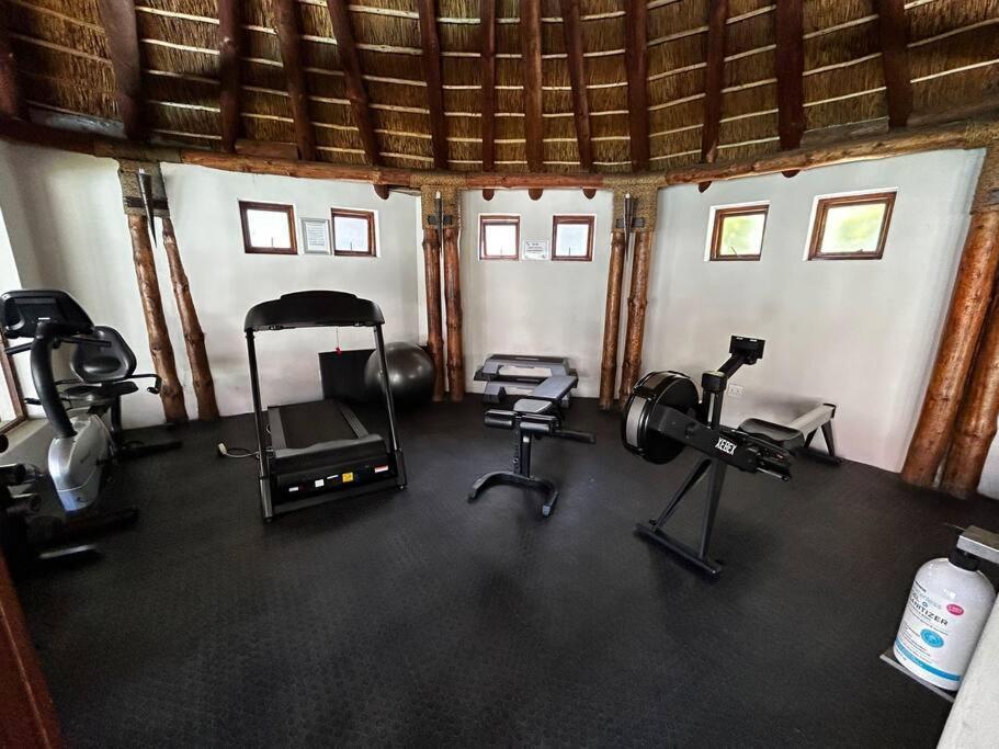 Large 1 Bed Pool Gym Parking Aircon * Cape Town