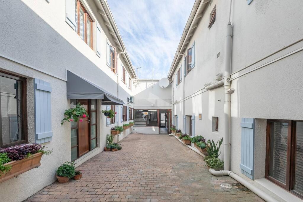 Apartment Large 1 Bed Pool Gym Parking Aircon